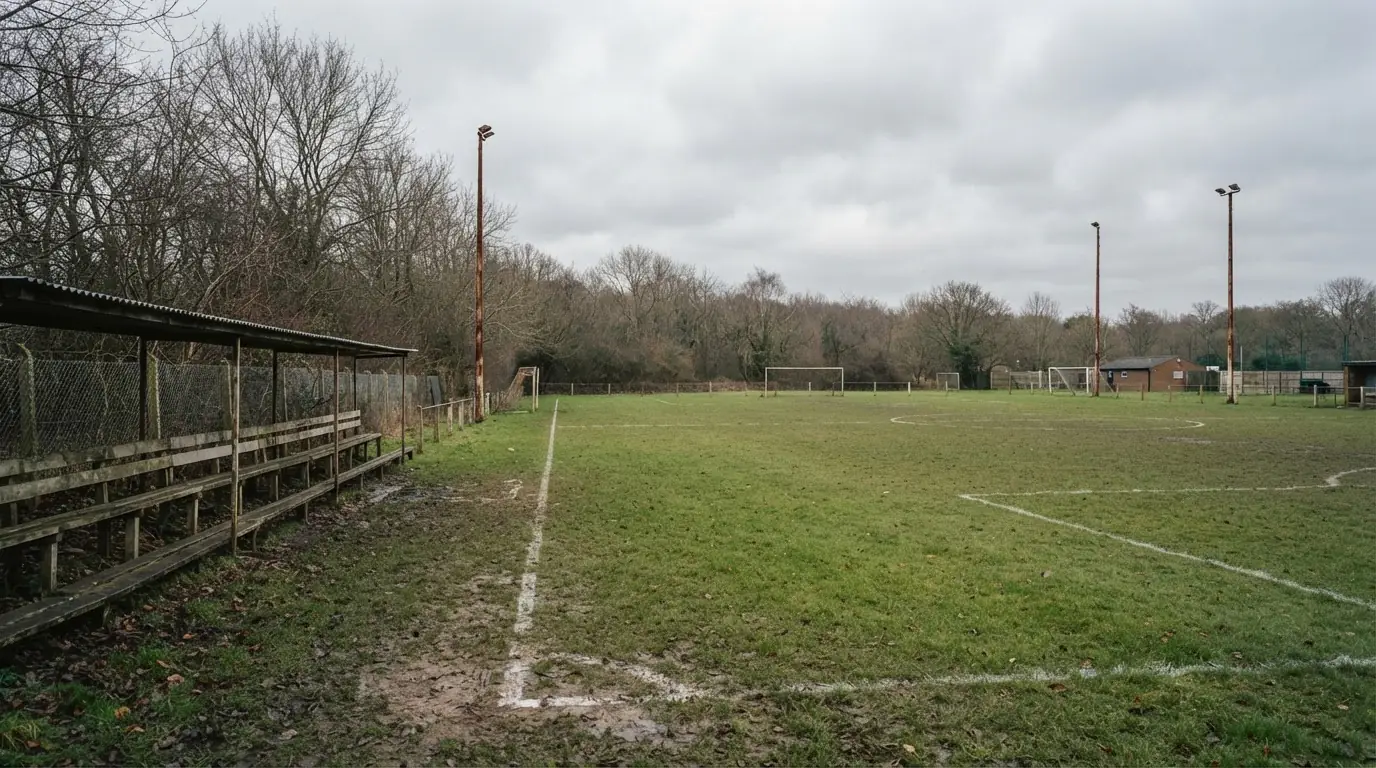 Leeres Regionalliga-Stadion bei bedecktem Wetter aus der Distanz