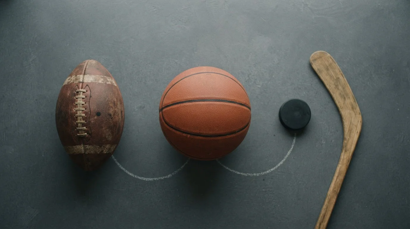 Fußball, Basketball und Eishockey Ausrüstung nebeneinander auf Holzuntergrund