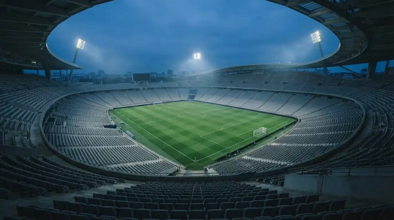 Leeres Fußballstadion bei Dämmerung als Sinnbild für Turnierwetten